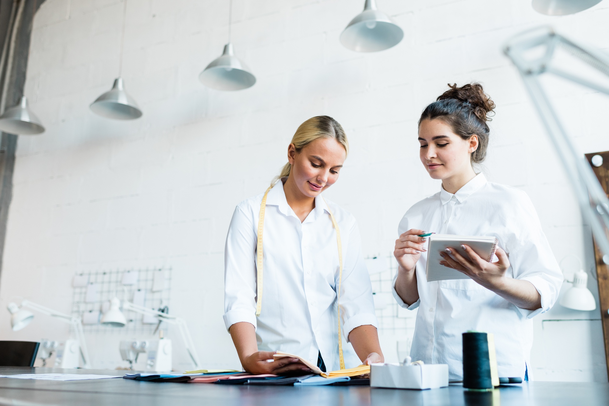 zespół przygotowujący catering podczas eventu
